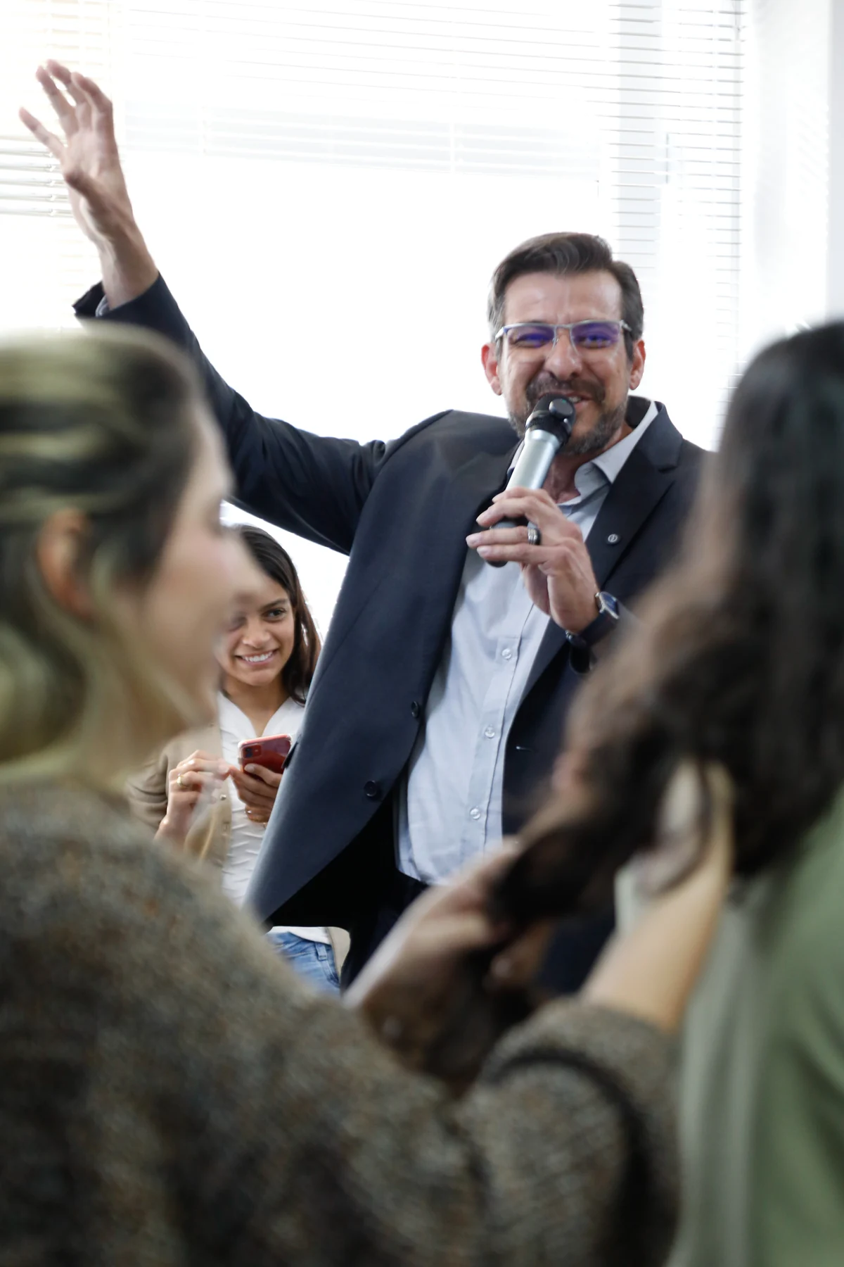 Robson Heider falando ao microfone em um encontro